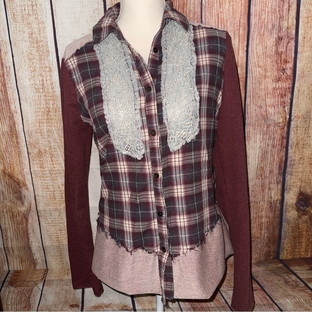 Gimmicks by BKE Women’s Plaid Button Down Shirt size Small